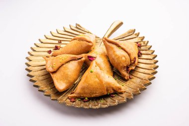 Hint tatlısı, hindistan cevizi, fındık ve meyvelerle dolu şeker şurubuna batırılmış kızarmış bir hamur işidir.