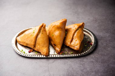 Hint tatlısı, hindistan cevizi, fındık ve meyvelerle dolu şeker şurubuna batırılmış kızarmış bir hamur işidir.