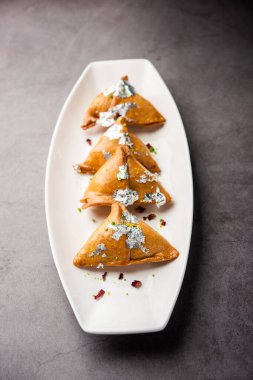 Hint tatlısı, hindistan cevizi, fındık ve meyvelerle dolu şeker şurubuna batırılmış kızarmış bir hamur işidir.