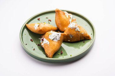 Hint tatlısı, hindistan cevizi, fındık ve meyvelerle dolu şeker şurubuna batırılmış kızarmış bir hamur işidir.