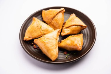 Hint tatlısı, hindistan cevizi, fındık ve meyvelerle dolu şeker şurubuna batırılmış kızarmış bir hamur işidir.