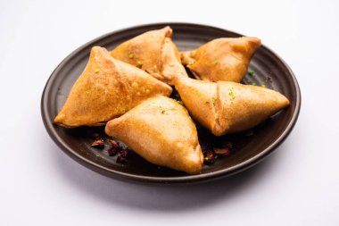 Hint tatlısı, hindistan cevizi, fındık ve meyvelerle dolu şeker şurubuna batırılmış kızarmış bir hamur işidir.