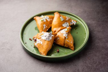 Hint tatlısı, hindistan cevizi, fındık ve meyvelerle dolu şeker şurubuna batırılmış kızarmış bir hamur işidir.