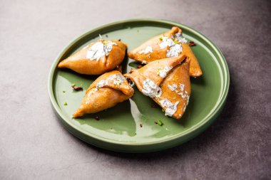 Hint tatlısı, hindistan cevizi, fındık ve meyvelerle dolu şeker şurubuna batırılmış kızarmış bir hamur işidir.