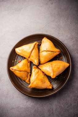 Hint tatlısı, hindistan cevizi, fındık ve meyvelerle dolu şeker şurubuna batırılmış kızarmış bir hamur işidir.