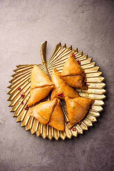 인도의 사모사는 코코넛 견과류 과일로 채워진 시럽에 파프리카 페이스트리이다 — 스톡 사진