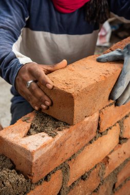 Tuğla duvar ören mutlu Hintli erkek inşaat işçisi - sıkı çalışma konsepti, el işçiliği