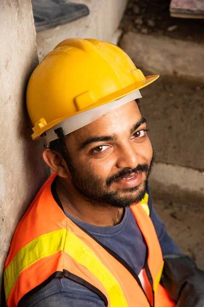 Ασιάτης Ινδός Εργάτης Οικοδομών Ξεκουράζεται Στο Εργοτάξιο — Φωτογραφία Αρχείου