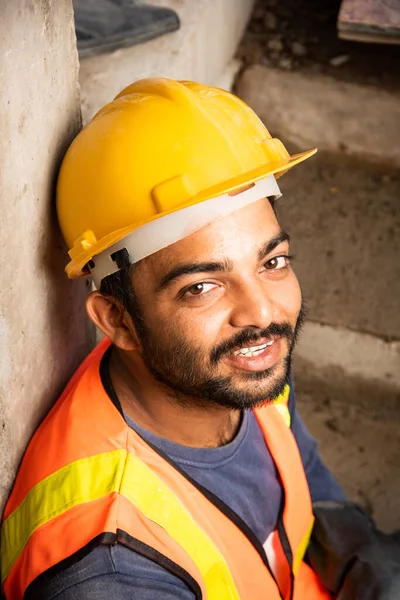 Asiático Indio Hombre Construcción Trabajador Descansando Construcción Sitio —  Fotos de Stock