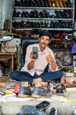 Hintli adam sokakta ayakkabı tamircisi, ayakkabı tamircisi veya mochi olarak da bilinir.