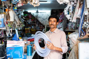 Hintli hırdavatçı, satıcı, satıcı ürünleri gösteren satıcı, müşteri hizmetleri konsepti