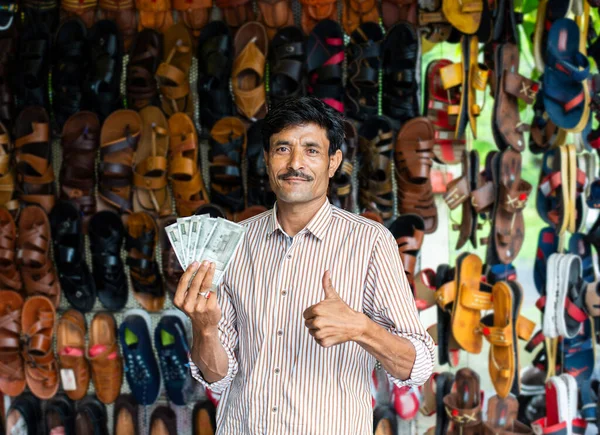 Uomo Indiano Che Vende Calzature Chappal Negozio Strada — Foto Stock