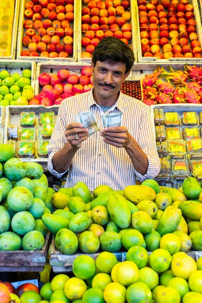 Negozio Frutta Venditore Ambulante Maschile Indiano Che Vende Frutta Fresca — Foto Stock