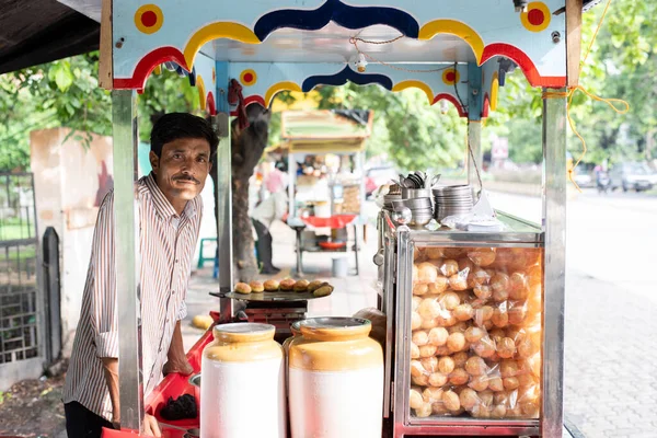Panipuri Shop 幸せな若い男性インドの道端のベンダーゴルガップを販売 — ストック写真