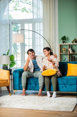 Küçük oğlu olan Hintli yaşlı bir anne video görüşmesi veya oto portre için akıllı telefon kullanıyor.