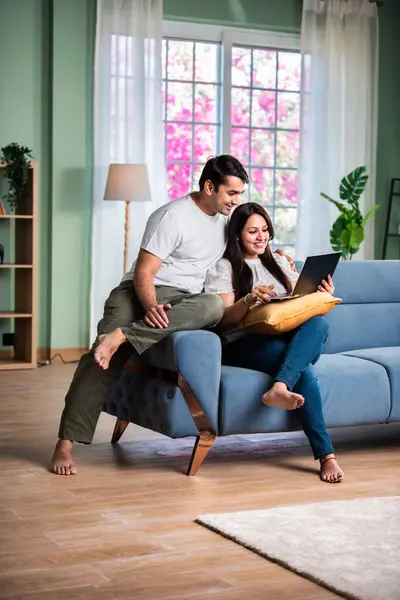 Pasangan Muda Yang Bahagia Menggunakan Laptop Rumah Dan Tersenyum Stok Lukisan  