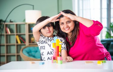 Çocukların kadınlarla oynadığı Hint çocuk yuvası konsepti