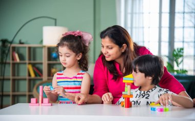 Çocukların kadınlarla oynadığı Hint çocuk yuvası konsepti