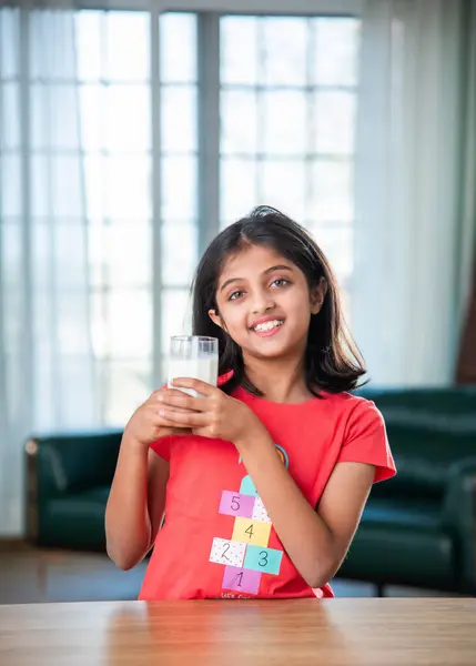 Gadis Kecil India Memegang Atau Minum Susu Polos Dari Kaca Stok Foto