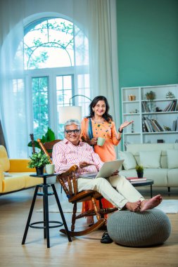 Mutlu, yaşlı, Hintli, yaşlı, yaşlı, Asyalı büyükanne ve büyükbaba, evde el sallıyorlar.