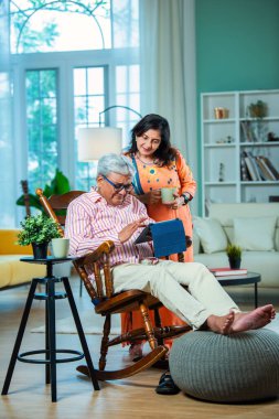 Mutlu, yaşlı, Hintli, yaşlı, yaşlı, Asyalı büyükanne ve büyükbaba, evde el sallıyorlar.