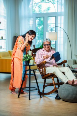 Mutlu, yaşlı, Hintli, yaşlı, yaşlı, Asyalı büyükanne ve büyükbaba, evde el sallıyorlar.