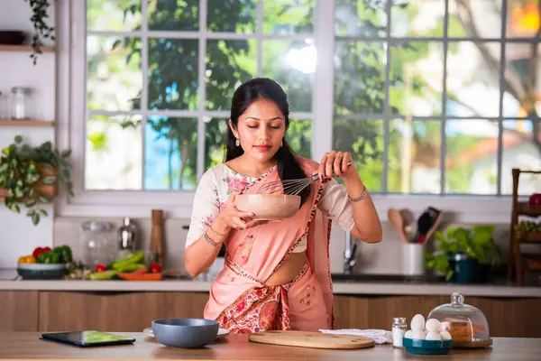 キッチンで働くサリーの魅力的なインドのアジアの若い女性 — ストック写真