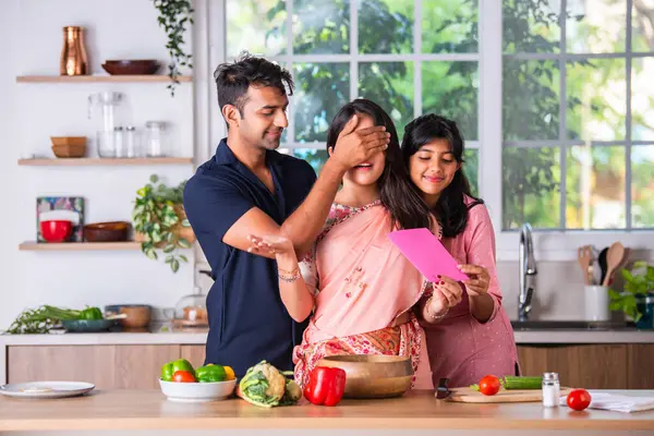 Suami Dan Putri Kecil India Memberikan Kejutan Kepada Ibu Dapur Stok Foto