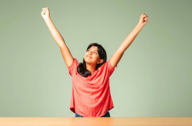 Başarılı Hintli kız çocuğu yumrukla birinci gelir.