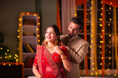 Hintli koca, bayram gecesinde karısına altın kolye takar.