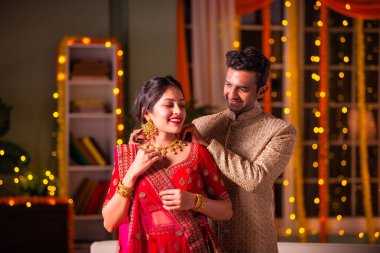 Hintli koca, bayram gecesinde karısına altın kolye takar.