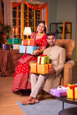 Geleneksel giysiler içinde Hintli genç bir çift.