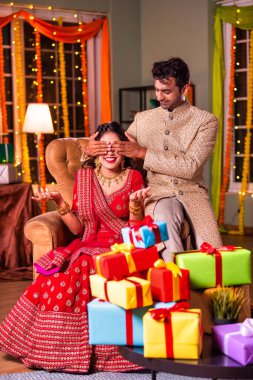 Hintli bir adam karısına sürpriz hediye veriyor geleneksel olarak Diwali 'de ya da yıldönümünde.