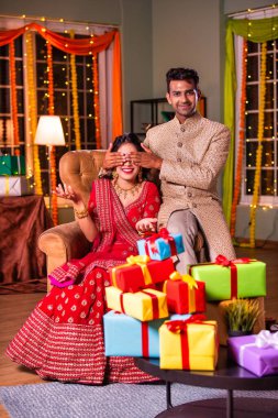 Hintli bir adam karısına sürpriz hediye veriyor geleneksel olarak Diwali 'de ya da yıldönümünde.