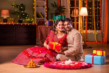 Geleneksel giysiler içinde Hintli genç bir çift.