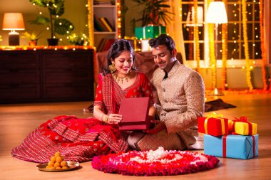 Geleneksel giysiler içinde Hintli genç bir çift.