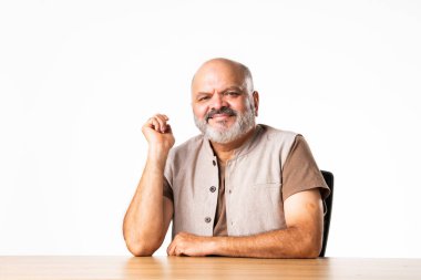 Yakışıklı Hintli emekli yaşlı bir adamın portresi beyaz duvara yaslanmış, farklı pozlar ve ifadelerle.