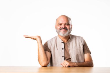 Yakışıklı Hintli emekli yaşlı bir adamın portresi beyaz duvara yaslanmış, farklı pozlar ve ifadelerle.