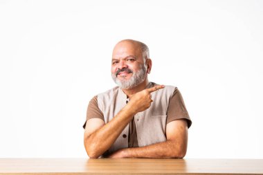 Yakışıklı Hintli emekli yaşlı bir adamın portresi beyaz duvara yaslanmış, farklı pozlar ve ifadelerle.