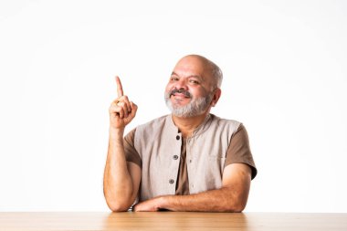 Yakışıklı Hintli emekli yaşlı bir adamın portresi beyaz duvara yaslanmış, farklı pozlar ve ifadelerle.