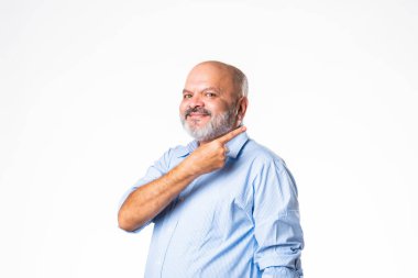 Mutlu Hintli emekli yaşlı adam işaret ediyor, reklamını yapıyor, boş kopya alanını sunuyor.