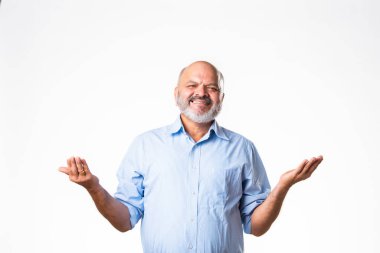 Mutlu Hintli emekli yaşlı adam işaret ediyor, reklamını yapıyor, boş kopya alanını sunuyor.