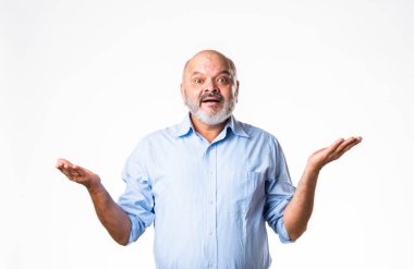 Mutlu Hintli emekli yaşlı adam işaret ediyor, reklamını yapıyor, boş kopya alanını sunuyor.