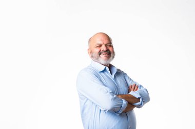 Beyaz arka planda kameraya bakan mutlu Asyalı kıdemli adamın portresi.