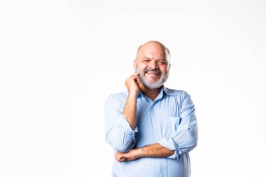 Beyaz arka planda kameraya bakan mutlu Asyalı kıdemli adamın portresi.