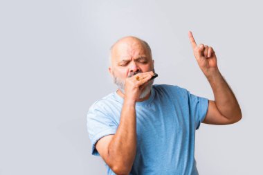 Yaşlı, yaşlı, Hintli, beyaz, mızıka ya da ağız organı çalan yaşlı bir adamın portresi.