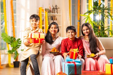 Hintli Asyalı kardeşlerim rakhi festivalini kutluyorlar, rakshabandhan ya da bhaidooj 'u tatlı ve hediyelerle.