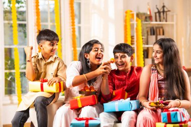 Hintli Asyalı kardeşlerim rakhi festivalini kutluyorlar, rakshabandhan ya da bhaidooj 'u tatlı ve hediyelerle.