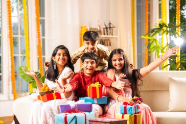 Hintli Asyalı kardeşlerim rakhi festivalini kutluyorlar, rakshabandhan ya da bhaidooj 'u tatlı ve hediyelerle.