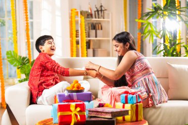 Hintli Asyalı kardeşlerim rakhi festivalini kutluyorlar, rakshabandhan ya da bhaidooj 'u tatlı ve hediyelerle.